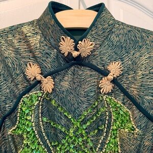Green Embellished Mandarin-Collar Cheongsam/Qipao with gold frog buttons🐸